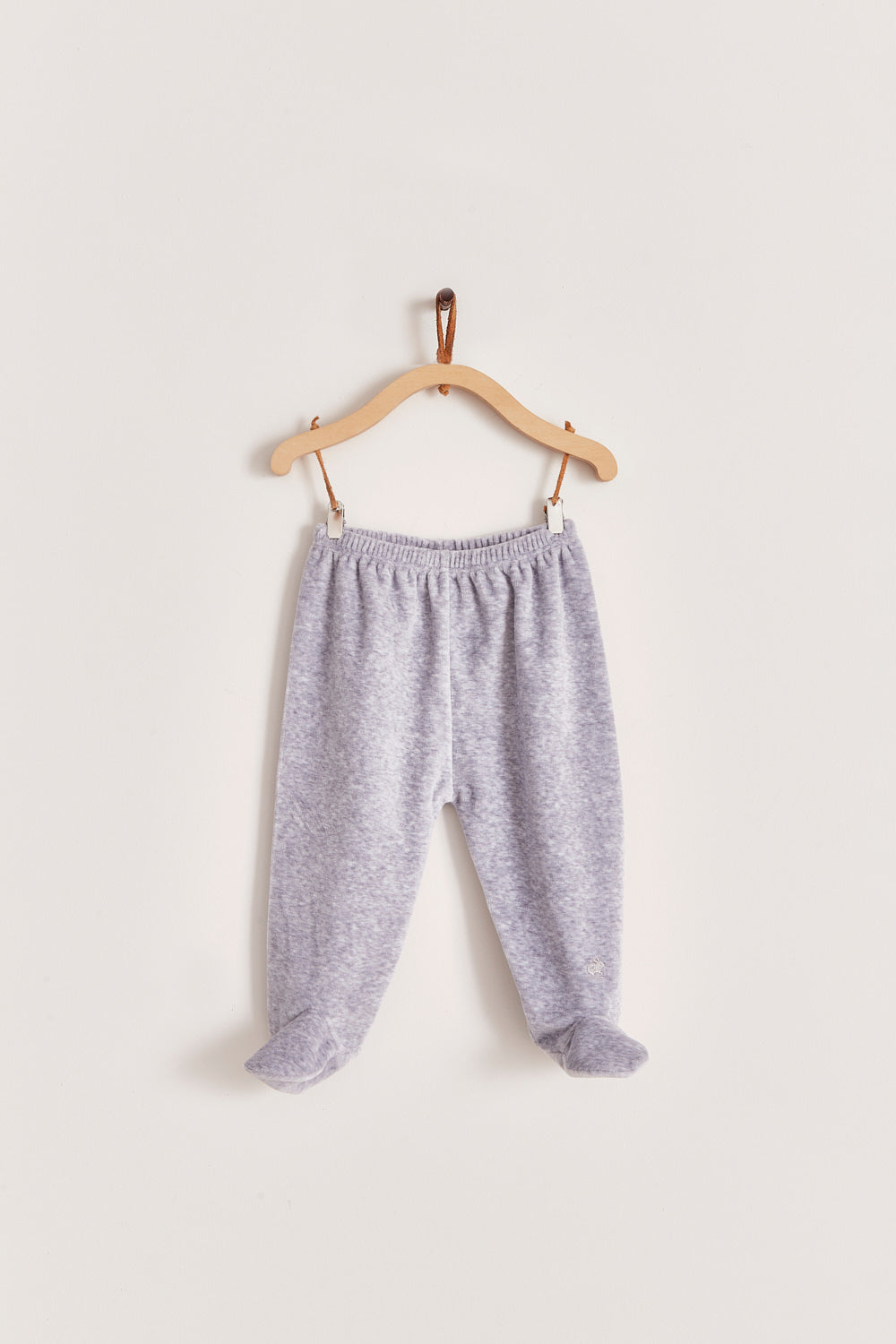 These super cute and soft plush footed pants are a maternity bag must-have! Pants have elastic waist for easy dressing. Match it with our plush cardigans for the sweetest look! Colour: Grey. Composition: 85% Peruvian Pima Cotton, 15% Polyester Made in Peru. Machine washable. Safety warning: Keep away from fire.