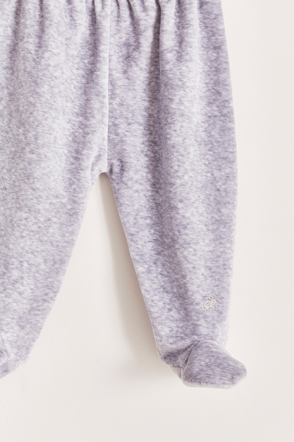 These super cute and soft plush footed pants are a maternity bag must-have! Pants have elastic waist for easy dressing. Match it with our plush cardigans for the sweetest look! Colour: Grey. Composition: 85% Peruvian Pima Cotton, 15% Polyester Made in Peru. Machine washable. Safety warning: Keep away from fire.