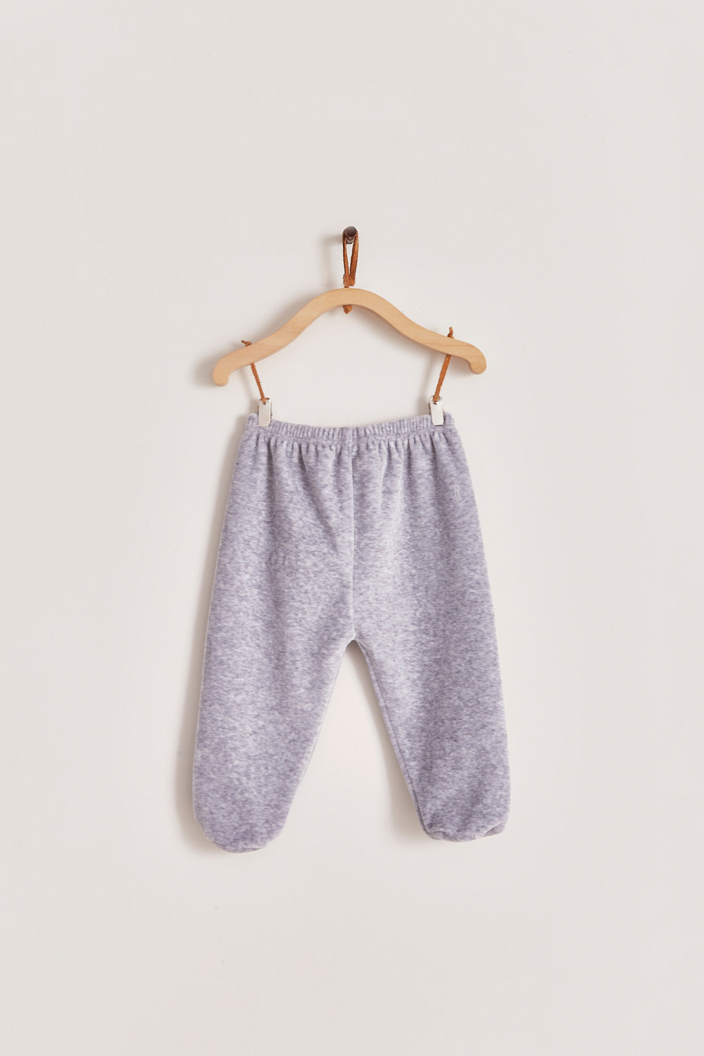 These super cute and soft plush footed pants are a maternity bag must-have! Pants have elastic waist for easy dressing. Match it with our plush cardigans for the sweetest look! Colour: Grey. Composition: 85% Peruvian Pima Cotton, 15% Polyester Made in Peru. Machine washable. Safety warning: Keep away from fire.