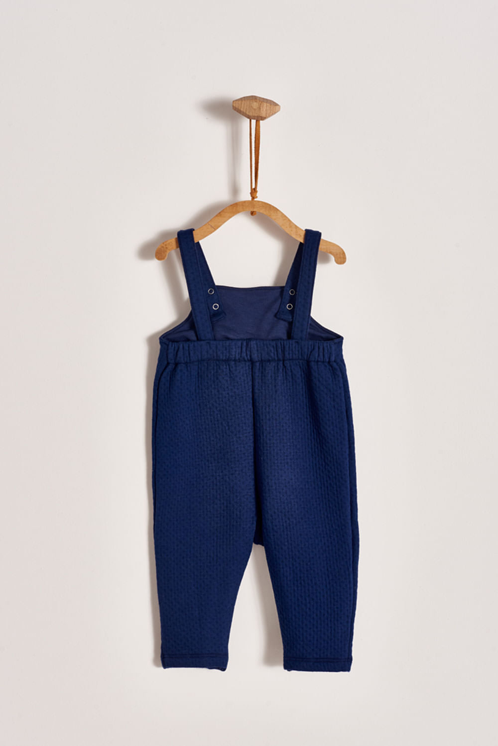 Featuring our Logo collection, this blue quilted playsuit is ideal for your baby to feel comfy and warm while having a great time exploring around!  Full snap closure in the legs and straps to make nappy change easier. Pair it with any of our bodysuits for the perfect weekend look! Colour: Blue Composition: 100% Peruvian Pima Cotton.  Made in Peru. Machine washable.