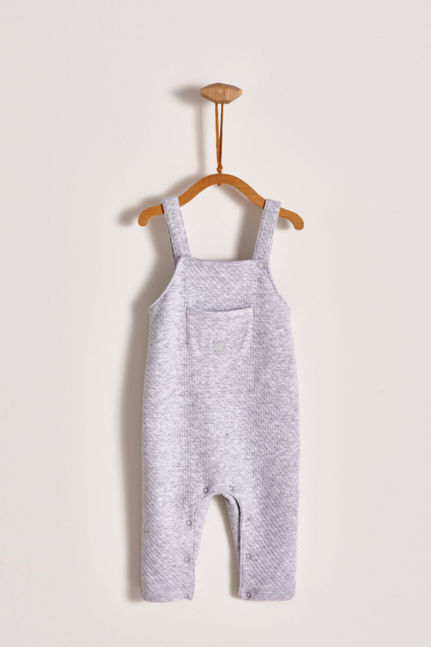 Featuring our Logo collection, this blue quilted playsuit is ideal for your baby to feel comfy and warm while having a great time exploring around! Pair it with any of our bodysuits for the perfect weekend look! Colour: Grey Composition: 100% Peruvian Pima Cotton.  Made in Peru. Machine washable.