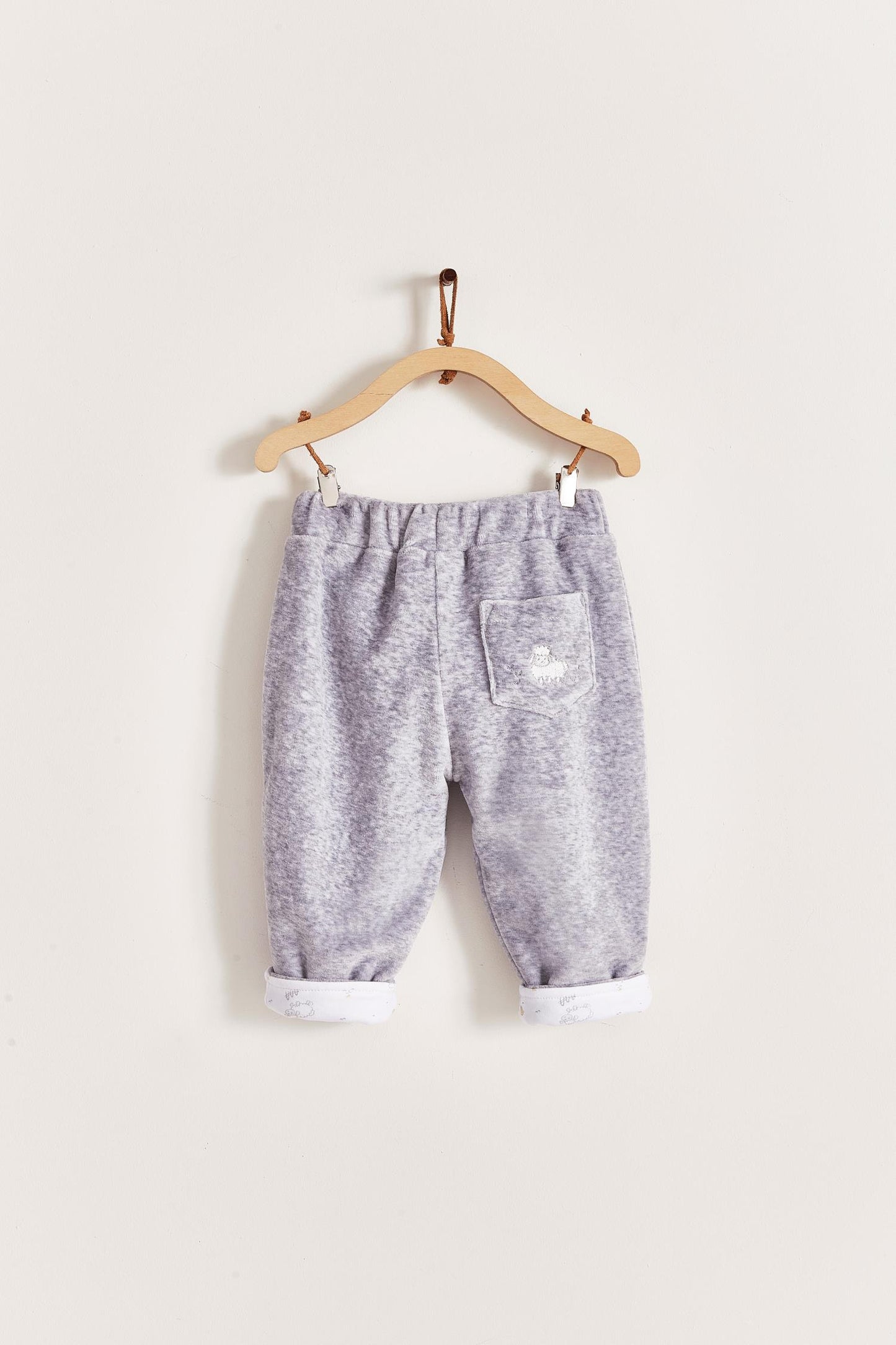 The loveliest and warmest baby boy reversible plush pants! Fully lined with Pima cotton. Features an elasticized waist and pocket at the back. Perfect to match with My Fluffy Sheep hoodie for the ideal winter look! Colour: Grey. Composition: Outer: 85% cotton, 15% polyester. Lining: 100% Pima cotton.  Made in Peru. Machine wash cold.